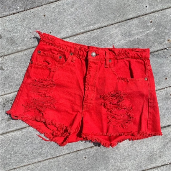 red levi shorts